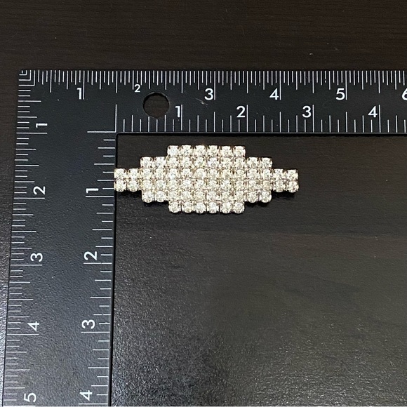 Unsigned Silver-tone Clear Rhinestones Crystals Pave Shield Brooch - Picture 10 of 10